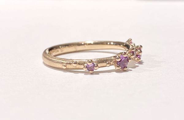Bilde av 1105RG Shine Ring - rose gull med rosa safirer - str 56