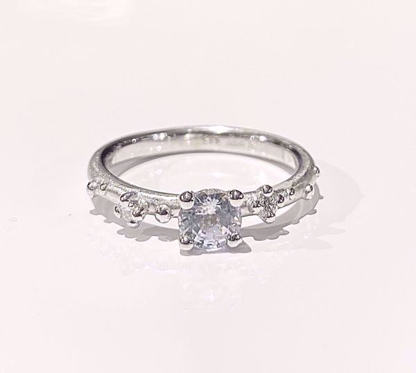 Noën Jewellery Shine Diamantring - 585 hvitt gull med hvit safir og diamanter 0,06 ct. TWVS