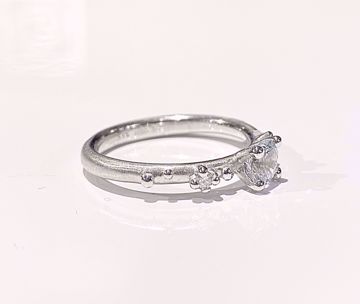 Noën Jewellery Shine Diamantring - 585 hvitt gull med hvit safir og diamanter 0,06 ct. TWVS