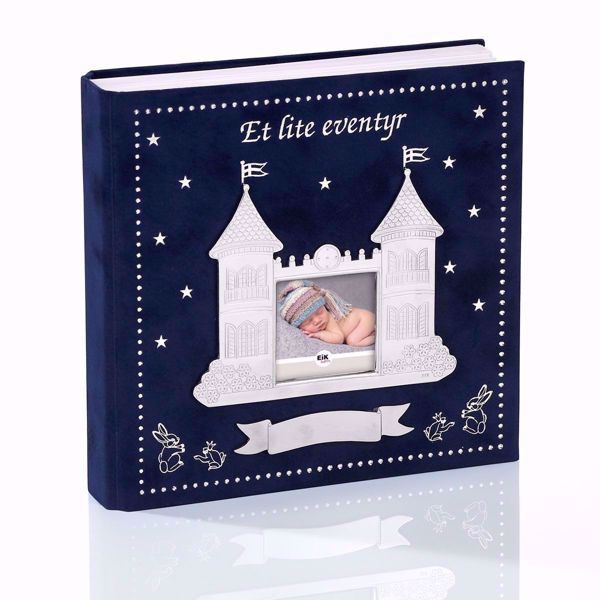 Fotoalbum i mørk blå velur med dekor i tinn. Kan graveres.