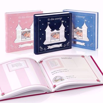 Fotoalbum i mørk blå velur med dekor i tinn. Kan graveres.