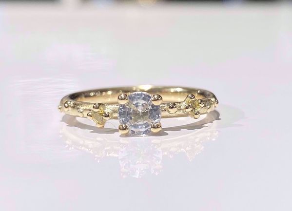 Noën Jewellery Shine Ring - 585 gult gull med hvit safir og gule diamanter 0,06 ct. TWVS