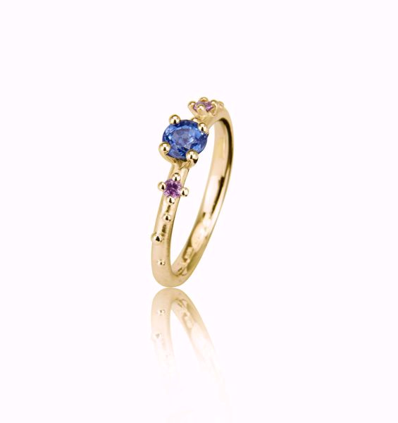 Noën Jewellery Shine Ring i gull med blå, rosa og gul safir – elegant og fargerikt design.