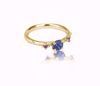 Fargerik Shine Ring fra Noën Jewellery – gullring med blå, rosa og gul safir.