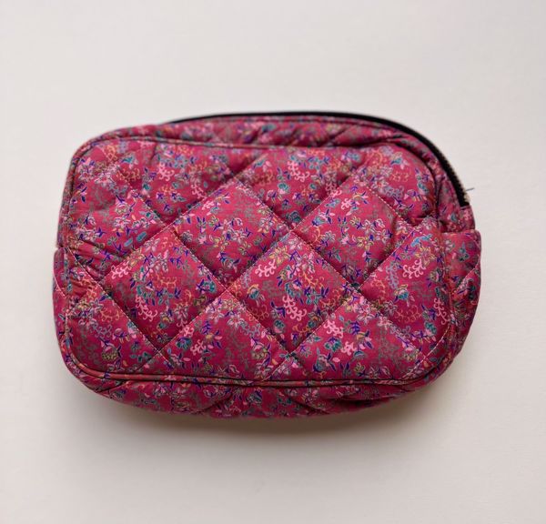 Bilde av Julie Silk Cosmetic Bag - Hot Pink Paisley