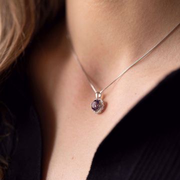 Bilde av ANHENG I HVITT GULL MED  AMETYST OG DIAMANTER 0,05 CT (16150014)