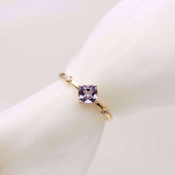 Ring i gult gull med ametyst og zirkonia – elegant og sofistikert smykkedesign.