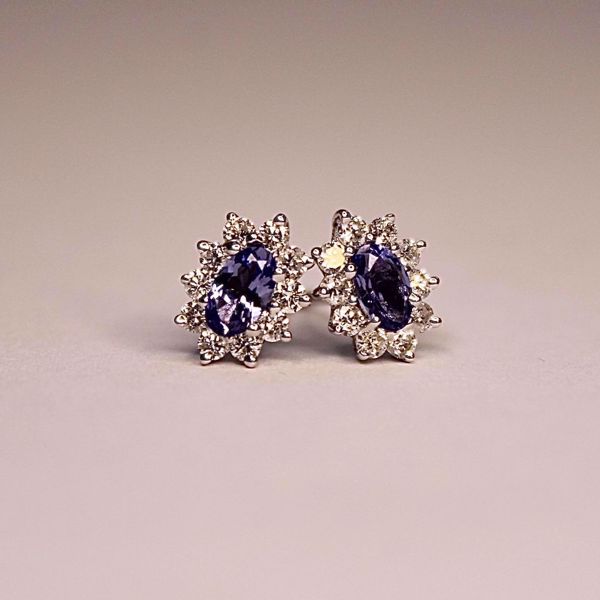 Diamantøredobber i rosett med Tanzanitt - 585 hvitt gull 0,38 ct.