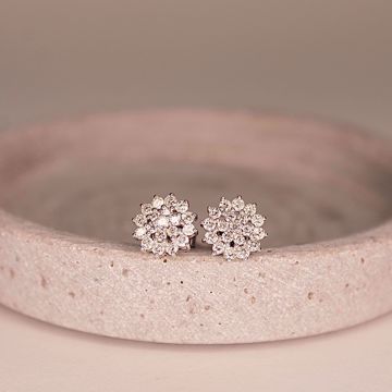 Snowflake Diamantøredobber - 585 hvitt gull 0,65 ct. TWP1. Miljøbilde.