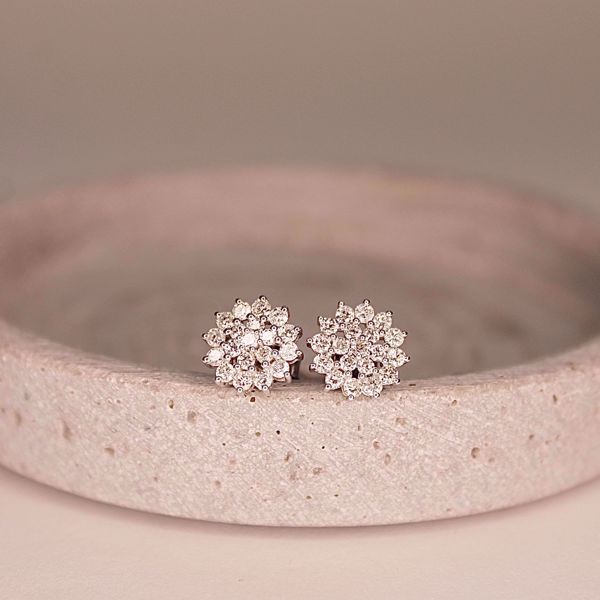 Snowflake Diamantøredobber - 585 hvitt gull 0,65 ct. TWP1. Miljøbilde.