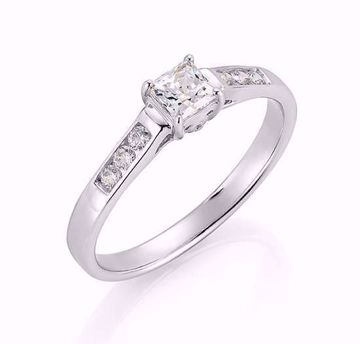 Nydelig diamantring i hvitt gull med Princess Cut sentersten