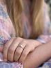 Ring i gult gull med Oval Cut Diamant på modell