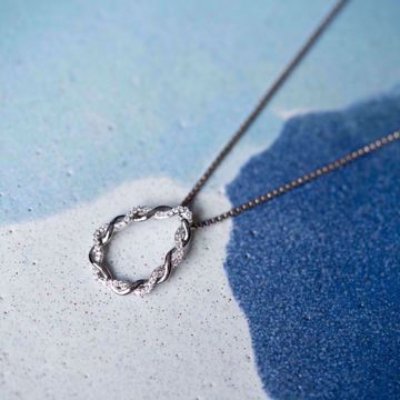 Diamantanheng, dråpeformet - 585 hvitt gull 0,15 ct. WP.