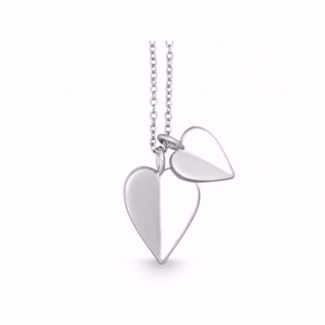 Smykke i sølv med 2 hjerteanheng i forskjellig størrelse. 