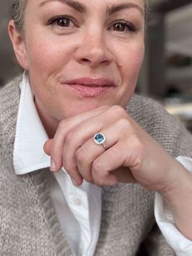 Ring i hvitt gull med blå topas og diamanter.