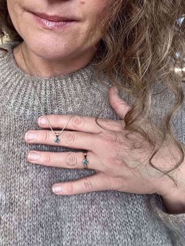 Gullring Margrete i 585 gult gull med London blå topas – elegant og sofistikert design.