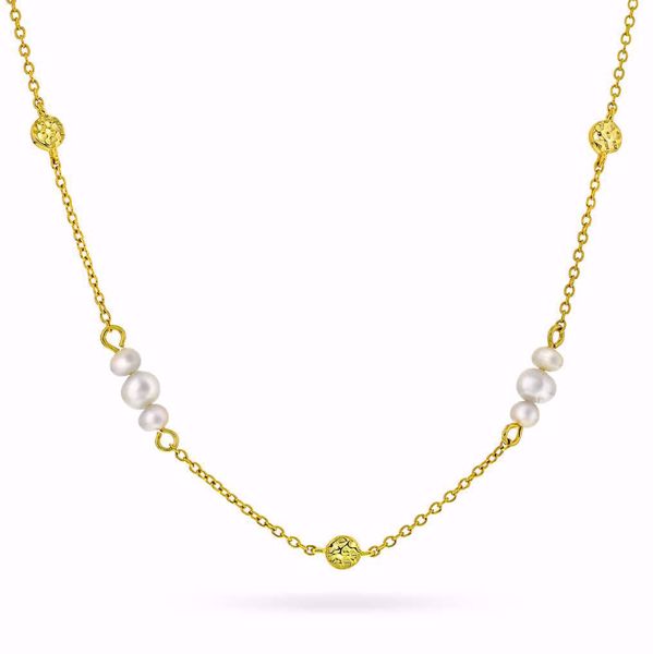 Smykke i forgylt sølv med perler og små, hamrede elementer. 