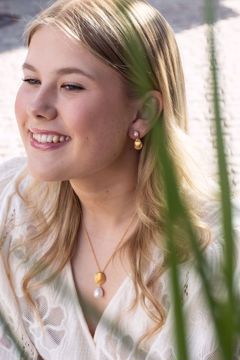 Øredobber i forgylt sølv med ferskvannsperle. Børstet overflate. 