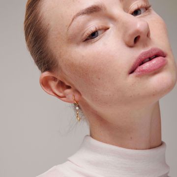 Øreringer i forgylt sølv med avtagbart anheng med ferskvannsperle og vridde detaljer. 