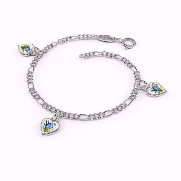 Armbånd i sølv og emalje. 3 hjerte-charms med blåklokke-motiv. 