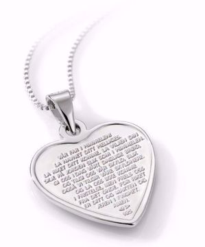 Smykke i sølv og emalje med lyseblått hjerte. Gravert med "Fader Vår" på baksiden. 