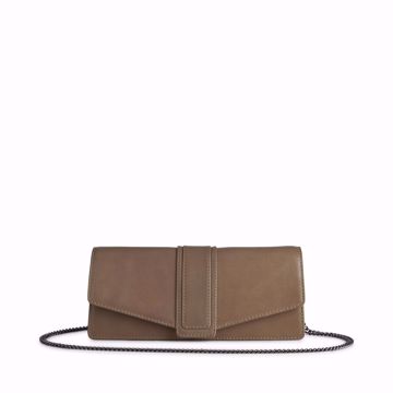 Brun skinnveske som kan brukes både som clutch og som crossbody-veske.  Med crossbody-stropp i stål. 