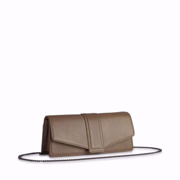 Brun skinnveske som kan brukes både som clutch og som crossbody-veske.  Med crossbody-stropp i stål. 