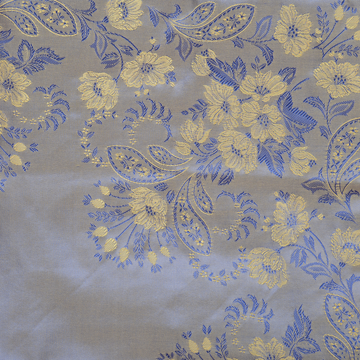 Silkeskjerf til bunad i 100 % silke fra Tyrihans. Silkeskjerfet er i vakre blå-toner med innslag av dus gul. 