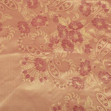 Silkeskjerf til bunad i 100 % silke fra Tyrihans. Silkeskjerfet er i måler 65 x 65 cm. 