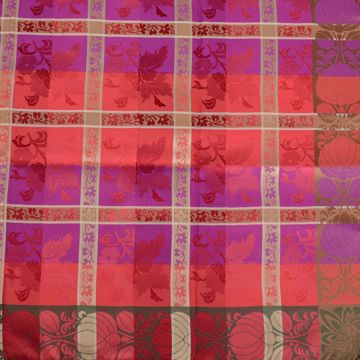 Silkeskjerf til bunad i 100 % silke fra Tyrihans. Silkeskjerfet er i vakre rosa-toner med innslag av grønt og gult. 