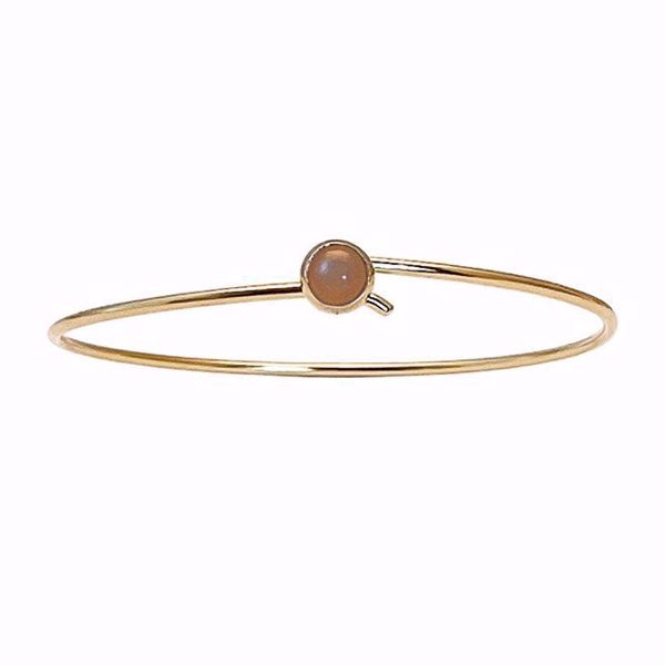 Armring i forgylt sølv med ferskenfarget månesten. Klassisk og tidløst design, med enkel lukkemekanisme ved stenen. 