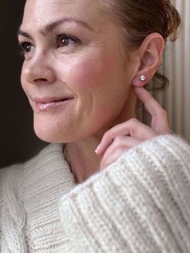 Margrete Enstens Diamantøredobber -  585 hvitt gull 1,00 ct. R/P1.