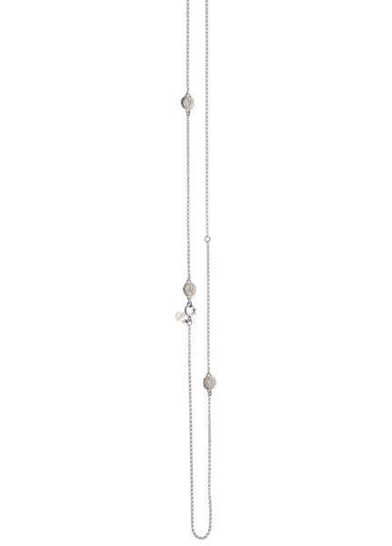 Langt smykke i 925 sterlingsølv. Prydet med abstrakte knopper med ruglete tekstur. Smykket kan legges flere ganger rundt halsen - lengde 131 cm. 