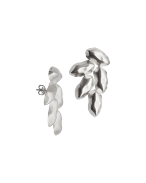Statementøredobber i sølv med organiske former inspirert av tang og tare. Øredobbene er lette og behagelige i bruk. 