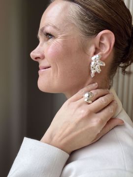 Statementøredobber i sølv med organiske former inspirert av tang og tare. Øredobbene er lette og behagelige i bruk. 