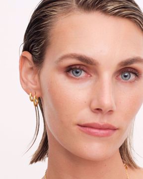 Philippa Studios Classic Satin Hoops Medium – mellomstore, elegante øreringer i satinfinish. 