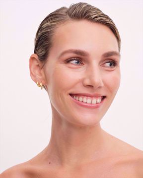 Philippa Studios Wave Satin Hoops Medium, forgylt sølv, børstet overflate.