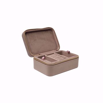 Smykkeskrin fra Dark Department i fargen Taupe. Trukket i fløyel, med gullfarget glidelås. Flott oppbevaring til dine smykker både hjemme og på reise. 