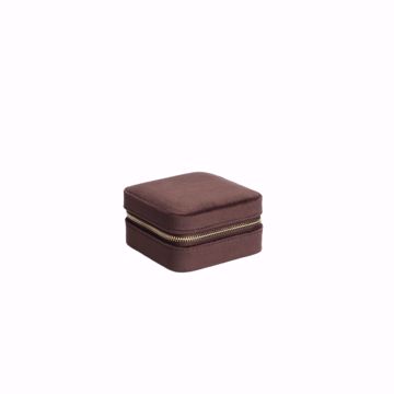Dark Department smykkeskrin i fargen Chocolate Brown. Skrinet er trukket i myk fløyel med gullfarget glidelås, og er supert både hjemme og på reise. 