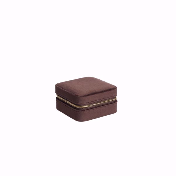 Dark Department smykkeskrin i fargen Chocolate Brown. Skrinet er trukket i myk fløyel med gullfarget glidelås, og er supert både hjemme og på reise. 