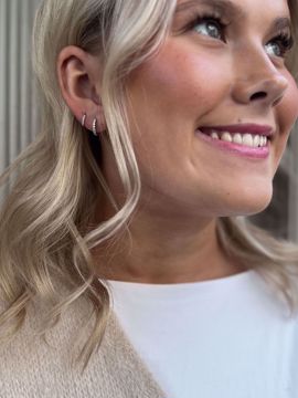 Øredobber med diamanter i 585 hvitt gull fra Gullsmed Danielsens Eftf. – eksklusivt design. 