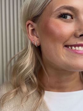 Øreringer i hvitt gull med zirkonia.