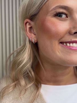 Øreringer med zirkonia i 585 hvitt gull.