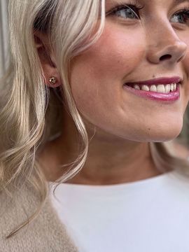 Knuteformede gulløredobber i 585 gult gull fra Gullsmed Danielsens Eftf. – tidløst og elegant.