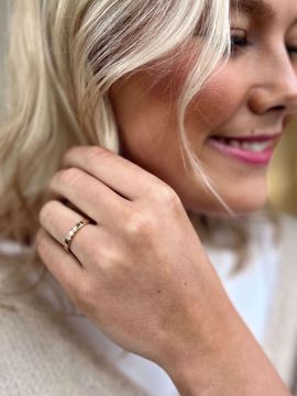 Elegant alliansering i 585 gult gull med 3 diamanter – perfekt for spesielle anledninger.
