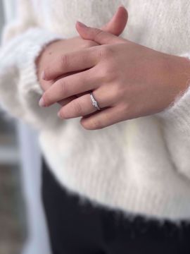 Gullring  -  585 hvitt gull med zirkonia.