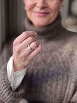 Gullring, tofarget - 585 gult og hvitt gull med zirkonia.