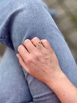 Detaljbilde av Bon Bon Duo Ring med phrenite og rosenkvarts – moderne og elegant smykke.