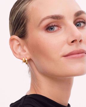 Philippa Studios Dome Satin Hoops Small, forgylt sølv, børstet overflate.