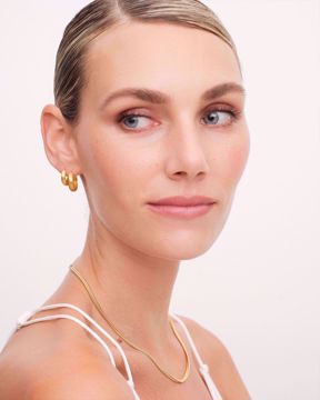 Philippa Studios Dome Satin Hoops Medium, forgylt sølv, børstet overflate.